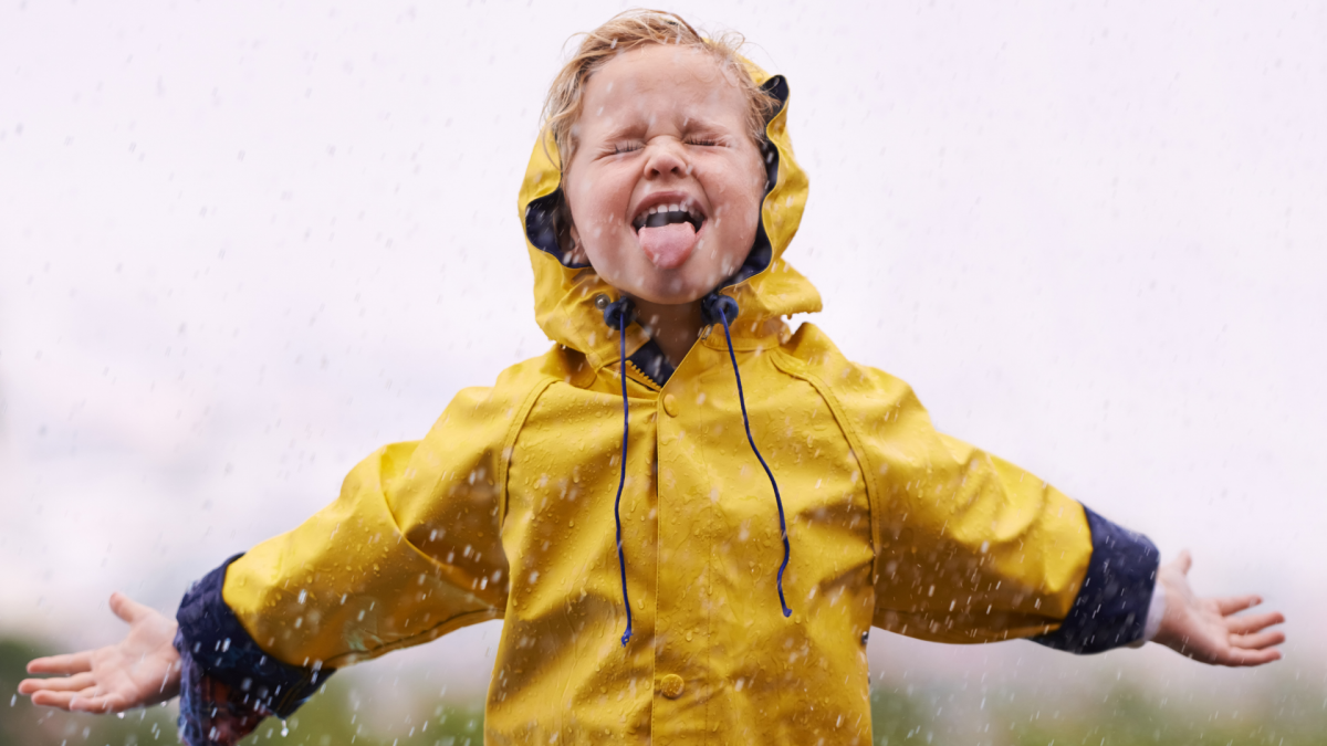 Enfant sous la pluie