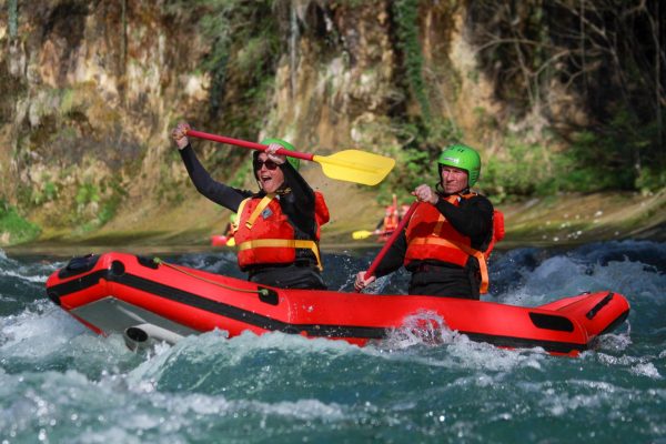 Canoraft sur le Chéran : une aventure inoubliable en eau vive !