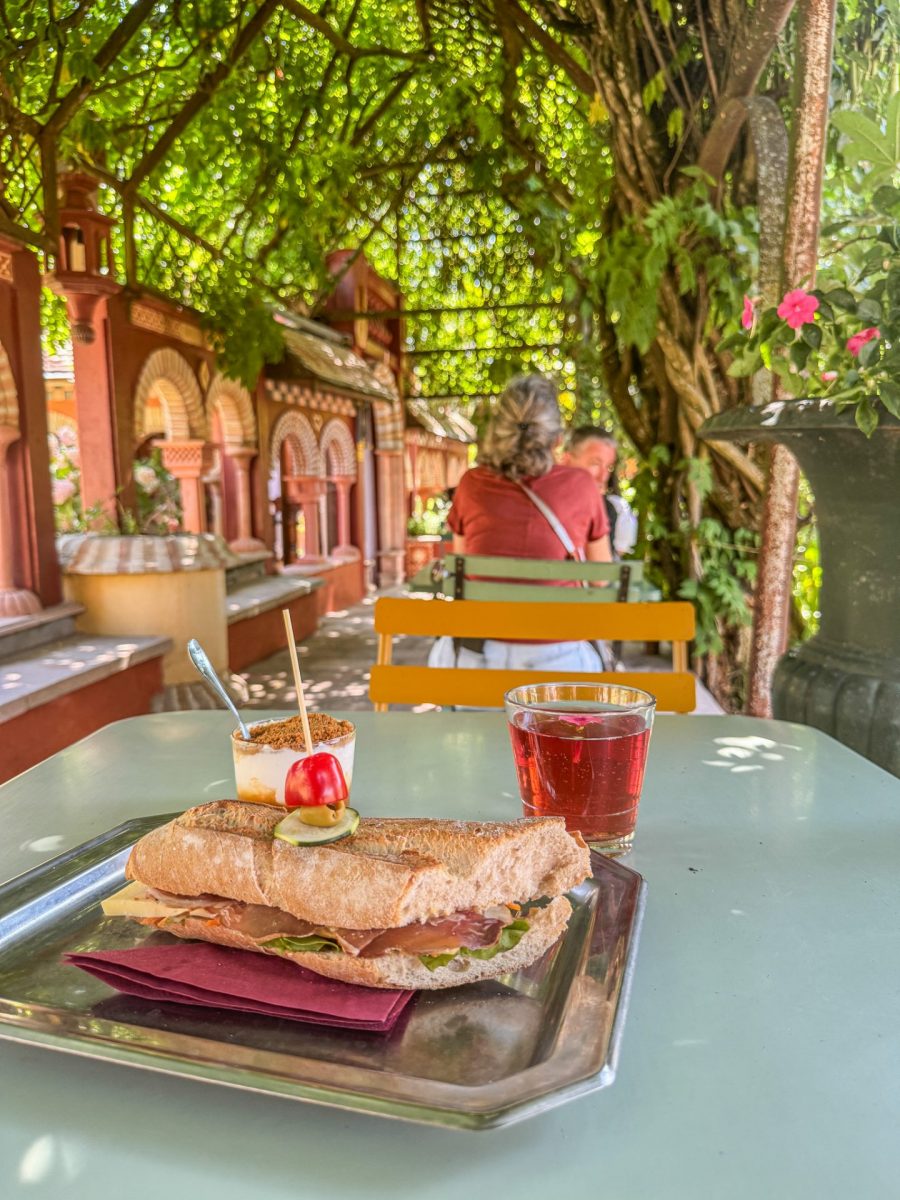 Déjeuner gourmand et local sous la glycine aux Jardins Secrets en Haute-Savoie