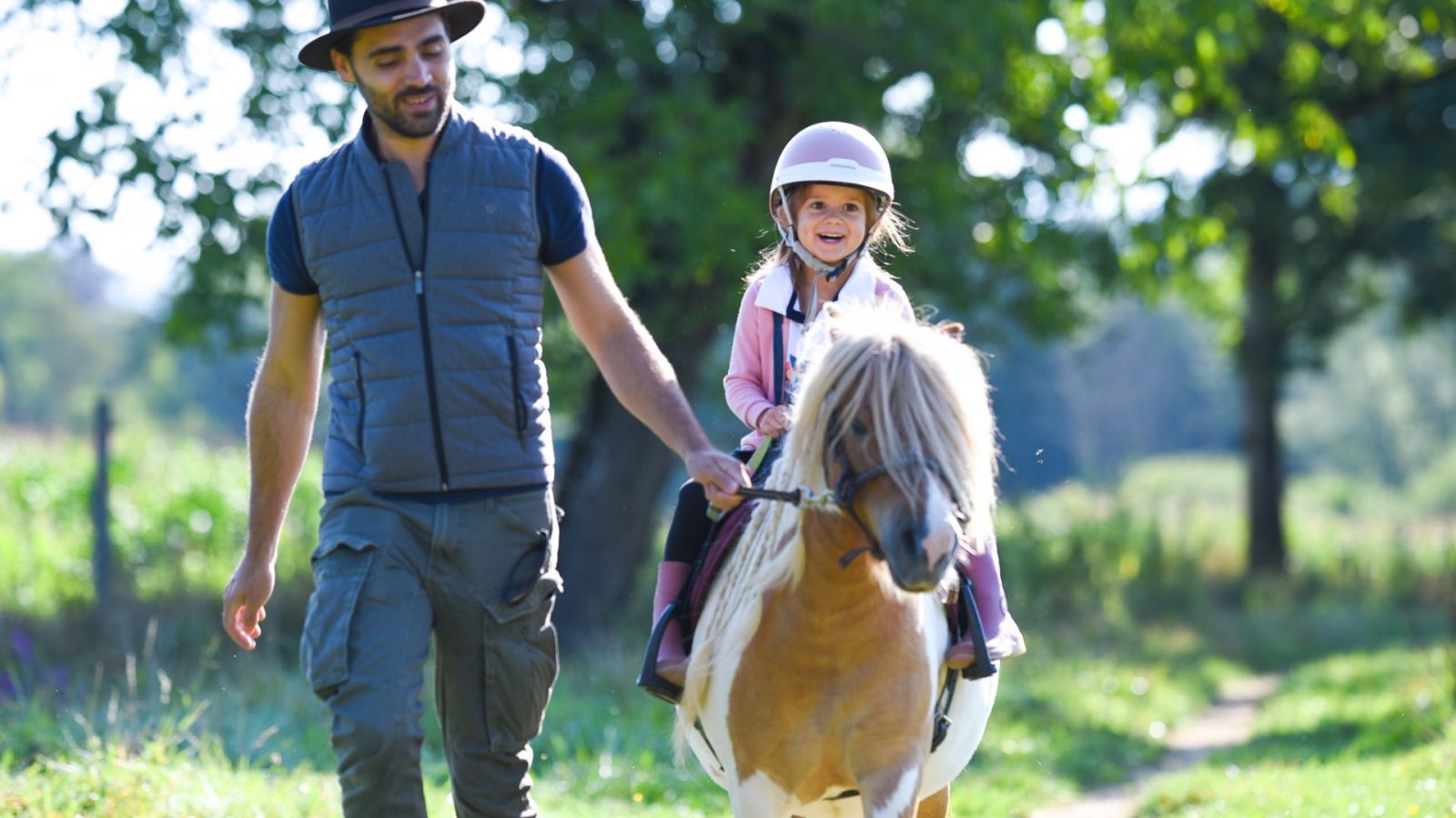 Cours d’équitation pour enfants près de Rumilly : une activité qui fait grandir les petits cavaliers