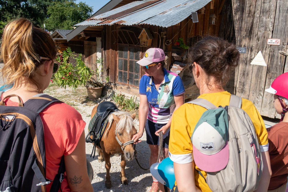 Marie donne des explications avant la balade, lors des Pony Guinguettes, au cœur des Ecuries des Pious, en Haute-Savoie
