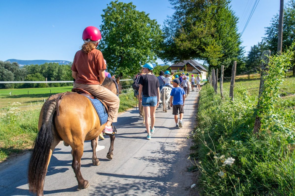 Tout le monde est en balade à poney lors des Pony Guinguettes, au cœur des Ecuries des Pious, en Haute-Savoie