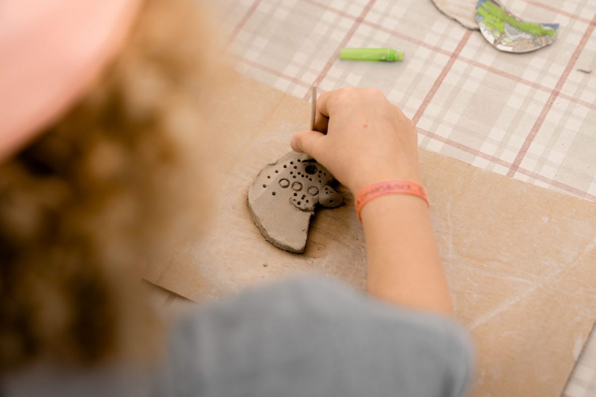 Atelier enfant le jour du marché de potiers, à Rumilly, Haute-Savoie